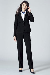モデル着用　パンツスタイル　ブラック　ジャケット（無地）　全2色　全身前　ジャケット（無地）　全2色　ネイビー　ブラック　ファインクロス　ポリエステル１００％　左胸箱ポケット　両脇挟み込みポケット　左右内ポケット 後サイドベンツ　家庭洗濯ＯＫ　２WAYストレッチ　抗菌防臭裏地
