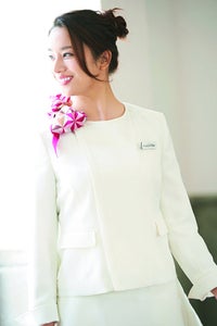モデルホワイト着用　アップ　スカーフ付き　ジャケット（シャドーチェック）　全2色　ノーカラージャケット　総裏　左胸ポケット　袖口リターン可　名札ループ 前ファスナー開き　両腰ポケット　背ベルト アームホールに消臭テープ付　手洗い　ストレッチ　防汚加工　撥水・撥油