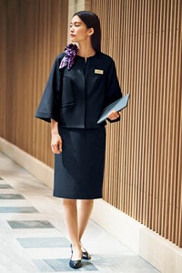 セミタイトスカート（無地）　モデル着用　全身　ジャケットあり