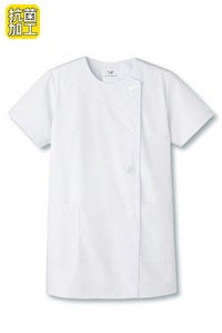 女性　白衣　半袖